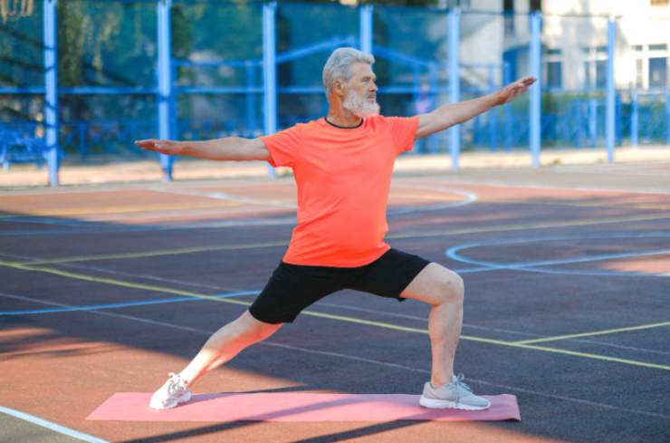 Le sport chez le sénior permet de diminuer la fatique, de conserver les muscles essentiels au maintien. Il ralentit la perte d'autonomie et est donc un pilier de la prévention dans le vieillissement.